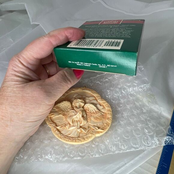 Hallmark 1991 Heavenly Angels keepsake ornament - Picture 4 of 5